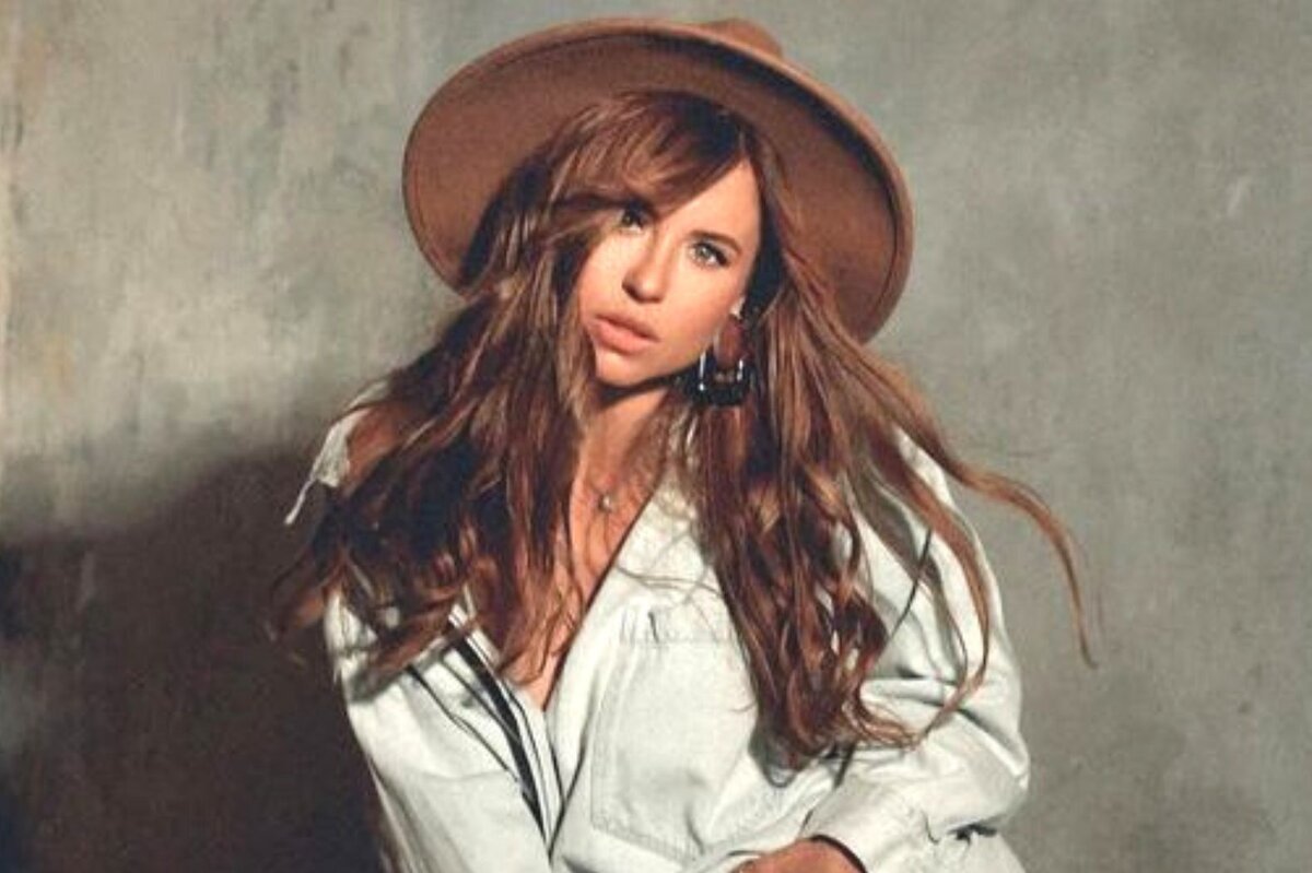     «Удивительная растяжка!»: Мирослава Карпович в мини-шортах на песке восхитила фанатов