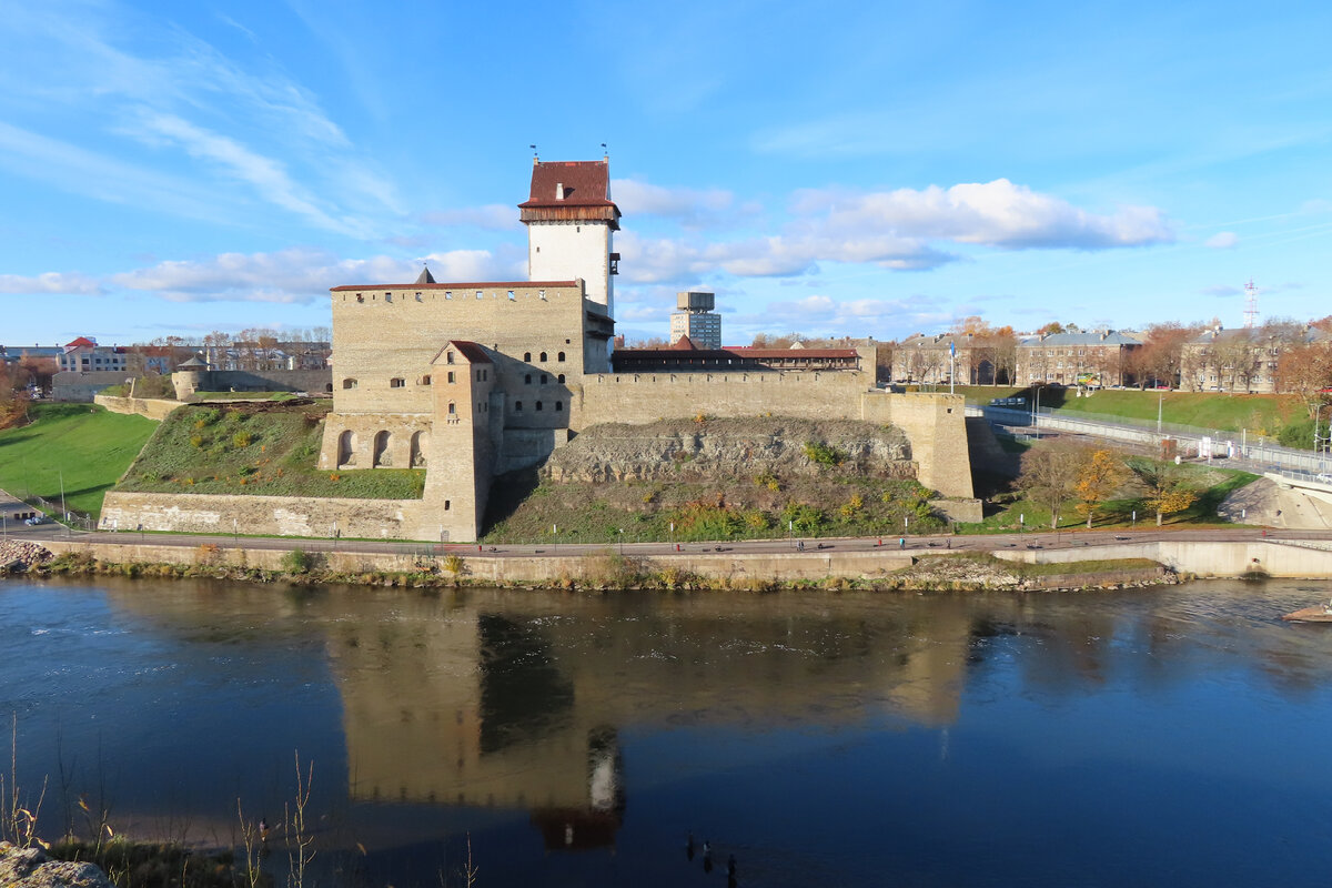 Река Нарова, Нарвский замок и башня Длинный Герман