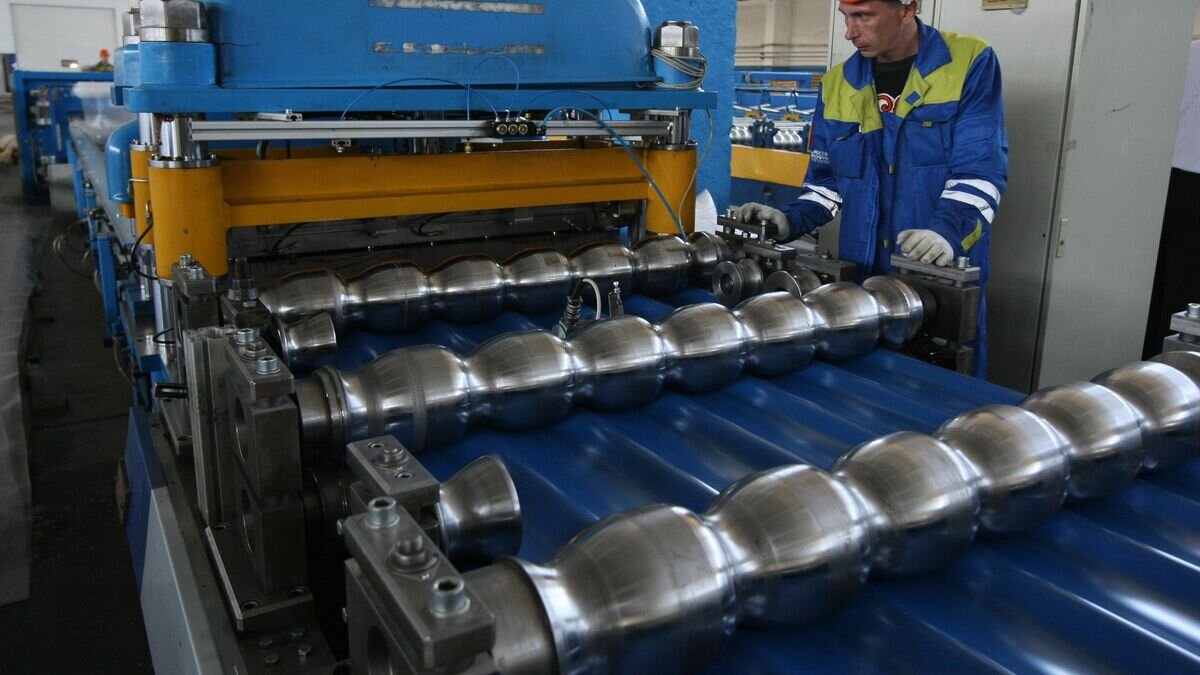    Линия по производству металлочерепицы© РИА Новости / Александр Кряжев