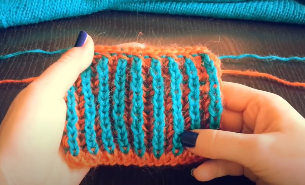    Двухцветная патентная резинка спицамиИсточник: Кадр из видео: