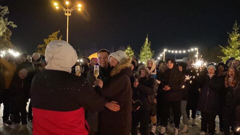     Парень позвал девушку замуж на катке. Фото: администрация ЦПКиО