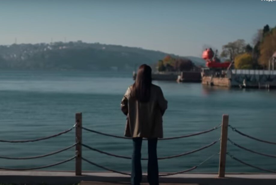 Озге Гюрель, кадр из сериала "Сипахи"