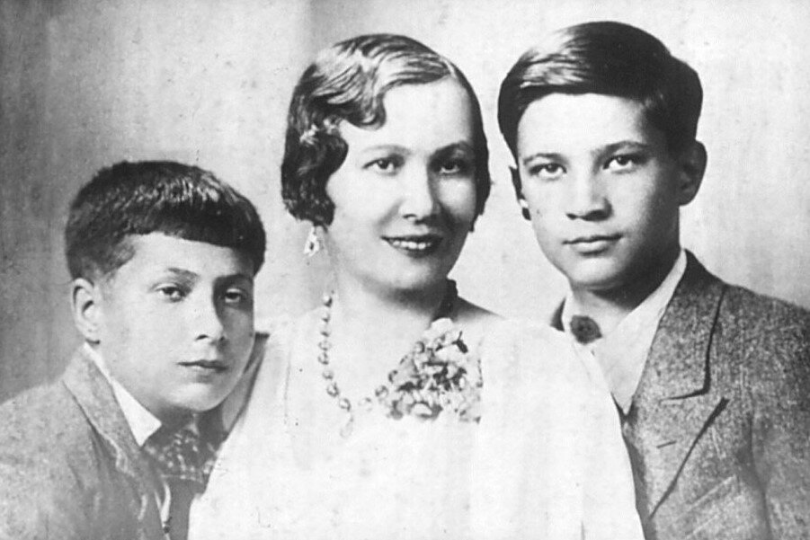 Николай и Юрий с мамой Надеждой Ивановной Озеровой, в девичестве Сахаровой. Она училась во ВГИКе, но оставила карьеру после рождения детей