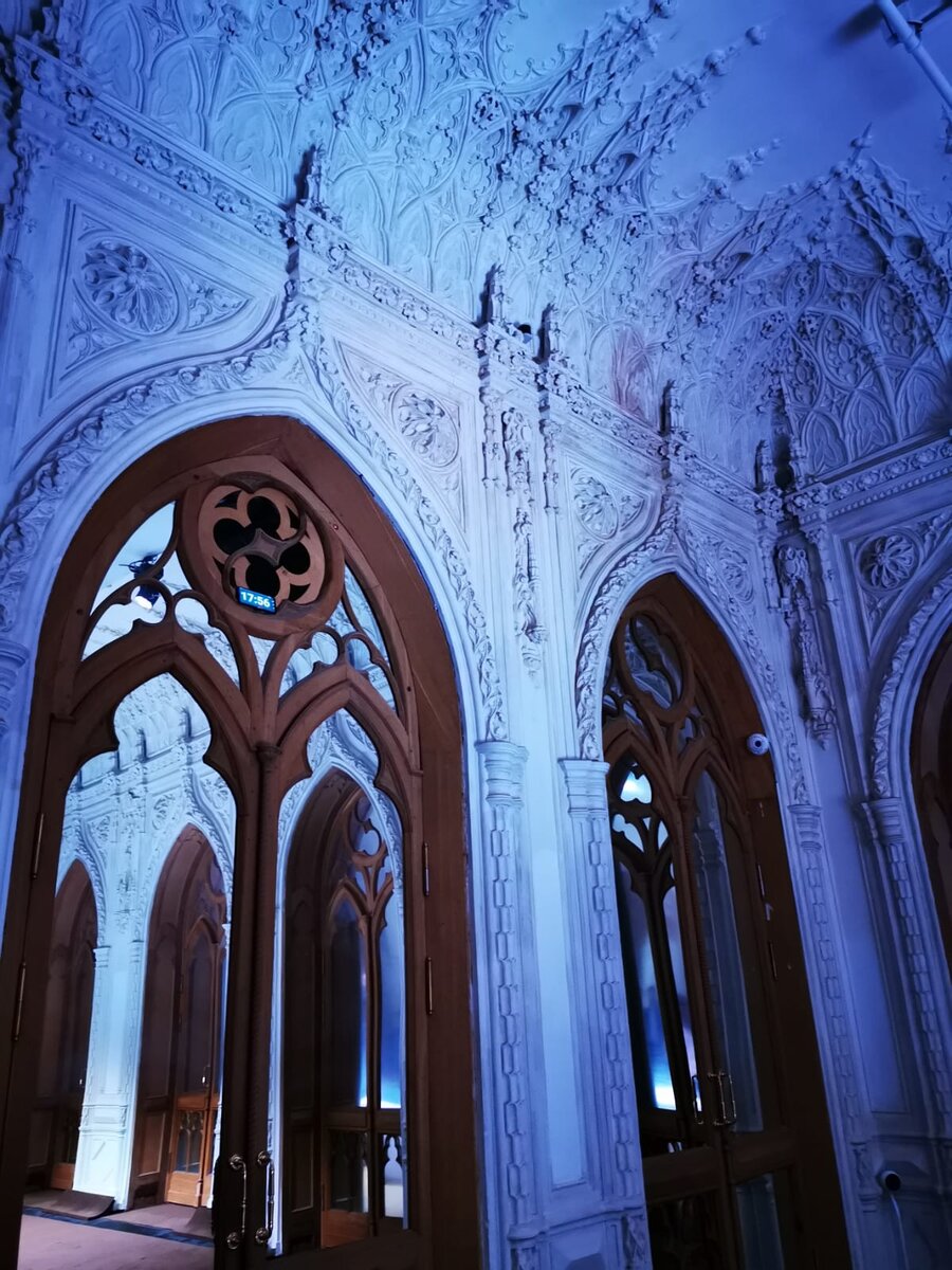 Роскошная лепнина залов. 