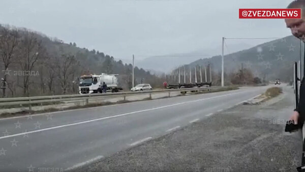 ВС Сербии перебрасывают технику к границе с непризнанным Косовом. Видео © Телеканал "Звезда"