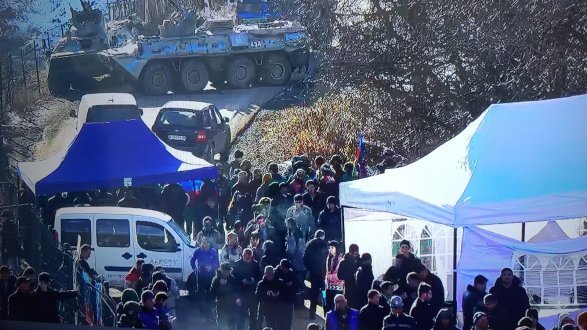 По её словам, дорога Горис – Ханкенди полностью перекрыта участниками акции.