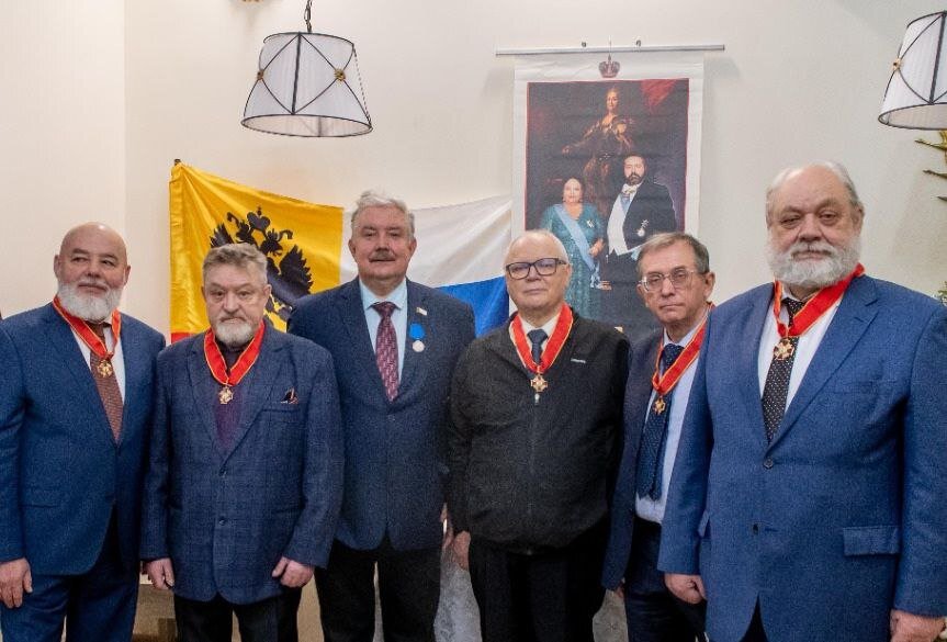 Глава Российского Императорского Дома Великая княгиня Мария Владимировна наградила Императорскими орденами народных депутатов России