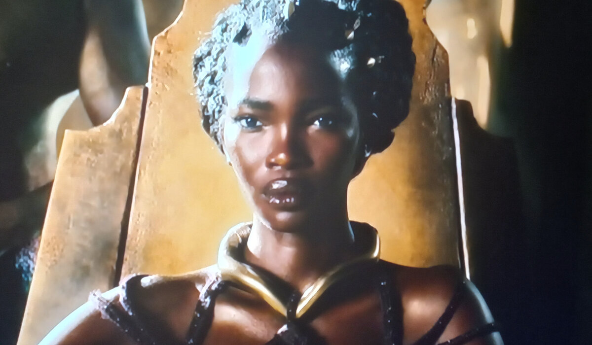 Вариант внешности царицы из фильма "Три тысячи лет желаний" (2022).
