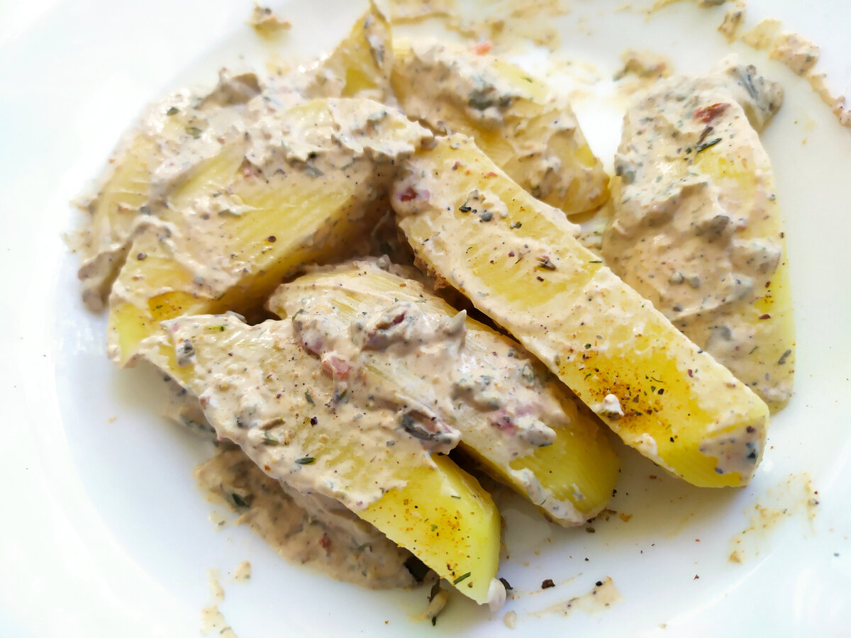 Картошка в таком варианте нежная, но вряд ли полезная...