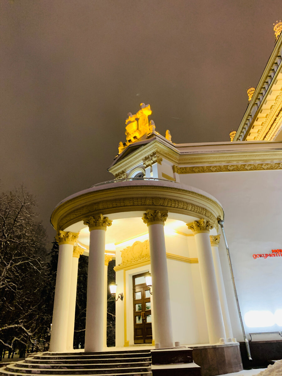 Служебный вход слева от Центрального входа