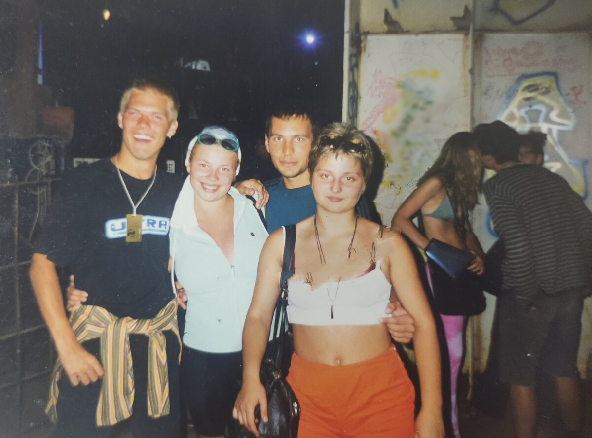 Я в оранжевых шортах с коллегами