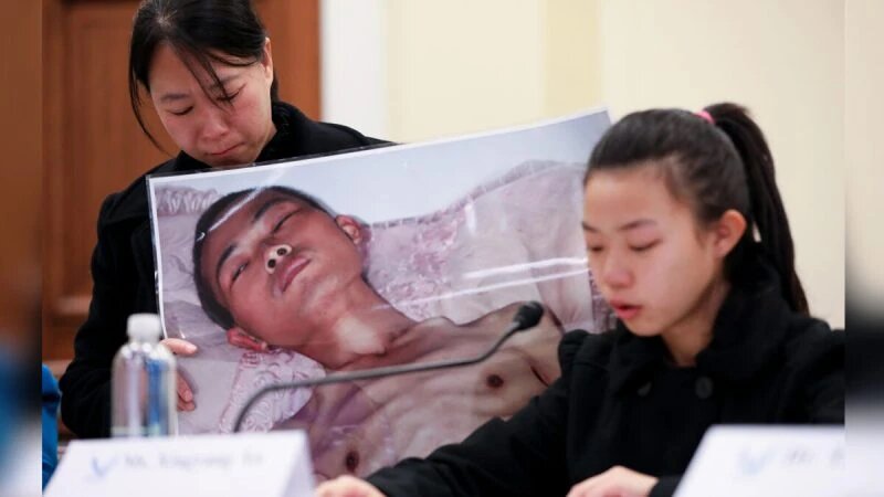 Сюй Синьян ®, чей отец был подвергнут пыткам до смерти за свою веру в Фалуньгун, выступает на форуме «Нарушение прав человека и движение Туйдан в Китае» рядом со своей матерью Чи Лихуа на Конгрессе в Вашингтоне 4 декабря 2018 года. (Самира Буау/The Epoch Times)