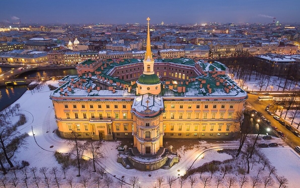 Вид Михайловского замка сверху. Источник изображения Яндекс Картинки. 