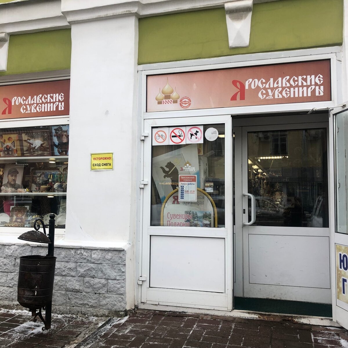 Вход невзрачный, легко пройти мимо