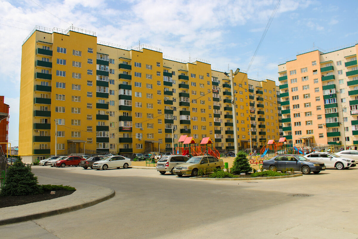 Общий двор с ольшой детской площадкой в ЖК "Космос"