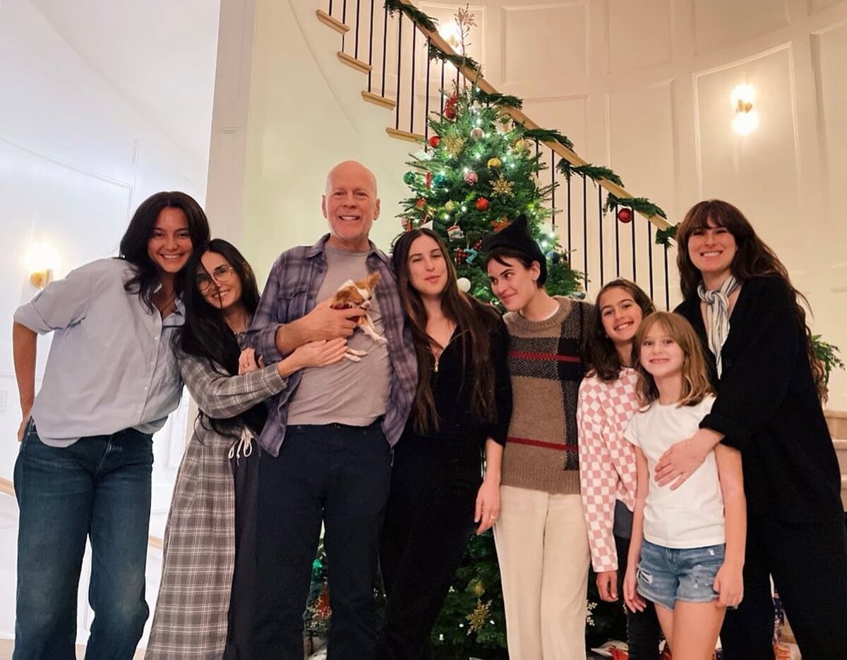    Брюс Уиллис с семьей Фото: Инстаграм (запрещен в РФ) / @demimoore
