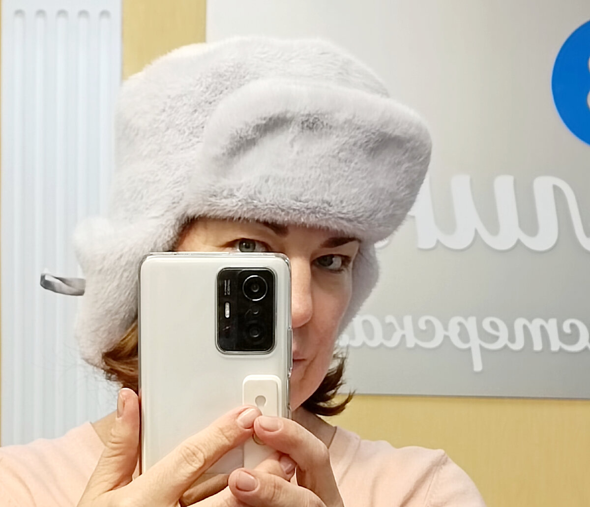 Хотя и небесно-голубая мне нравится. Но пальто ведь красное💃