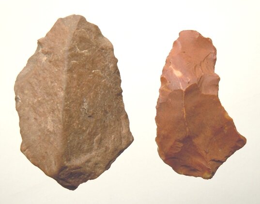 Этот осколок как бы сердолика уже известен множеству читателей Википедии, а благодаря копирайтерам, ещё и большему их количеству. Но сейчас он определяется как кварц, подвергнувшийся воздействию огнём.-3