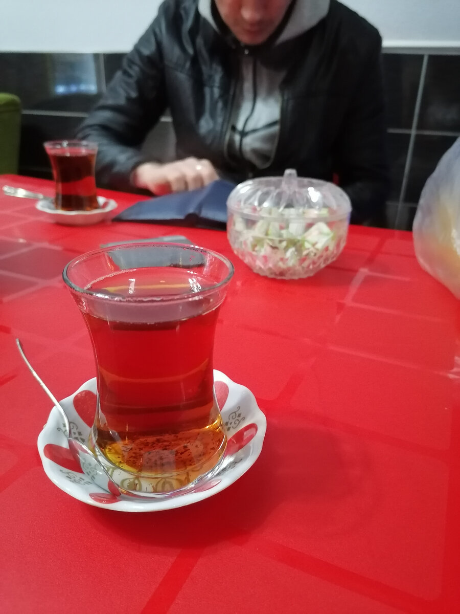 Кафе возле хостела. Чай же дома не пьется.