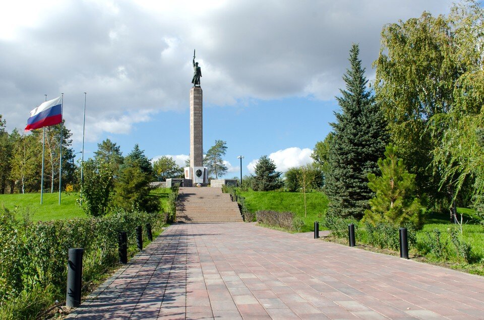     Строить монумент начали в апреле, открыли 28 декабря 1947 года. Геннадий БИСЕНОВ