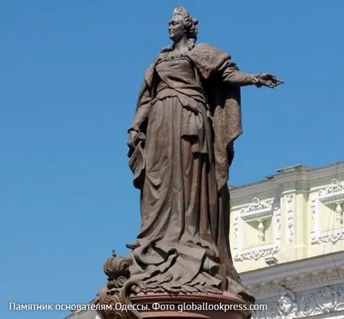 Памятник екатерине снесли. Памятник Овидию в Одессе. Памятник взятке.