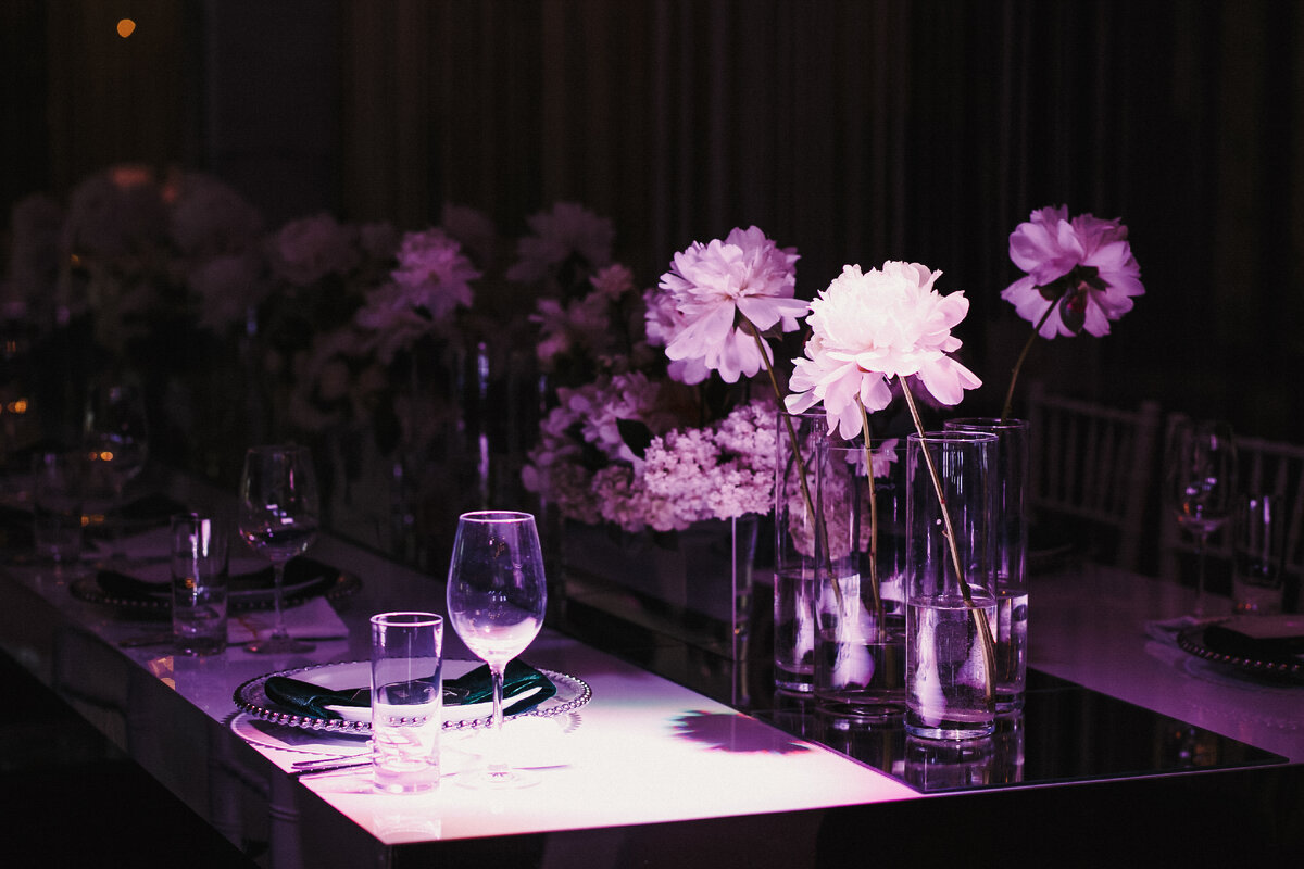 <a href="https://ru.freepik.com/free-photo/violet-light-on-the-set-table-with-flowers_6449825.htm#page=2&query=%D0%91%D0%B0%D0%BD%D0%BA%D0%B5%D1%82&position=11&from_view=search&track=sph">Изображение от freepic.diller</a> на Freepik