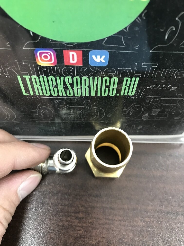 Разница фитингов на задние подушки.