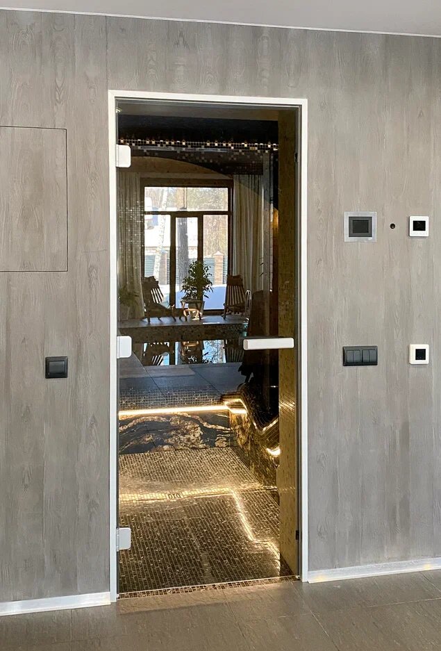 Дверь в хамам выполнена из закалённого стекла в алюминиевом профиле. Цвет: Серый. Ручка: алюминий-алюминий. Магнитное примыкание. Три петли.