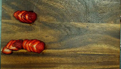 Клубнику вымойте, просушите, удалите хвостики и нарежьте ягоды тонкими слайсами.