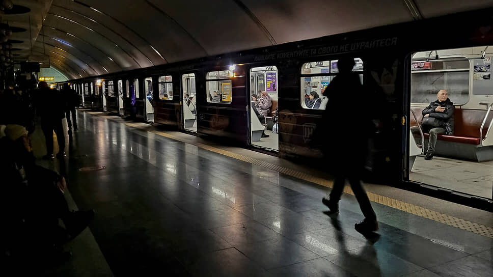 Фото: Pavlo Podufalov / Reuters📷Люди в киевском метро