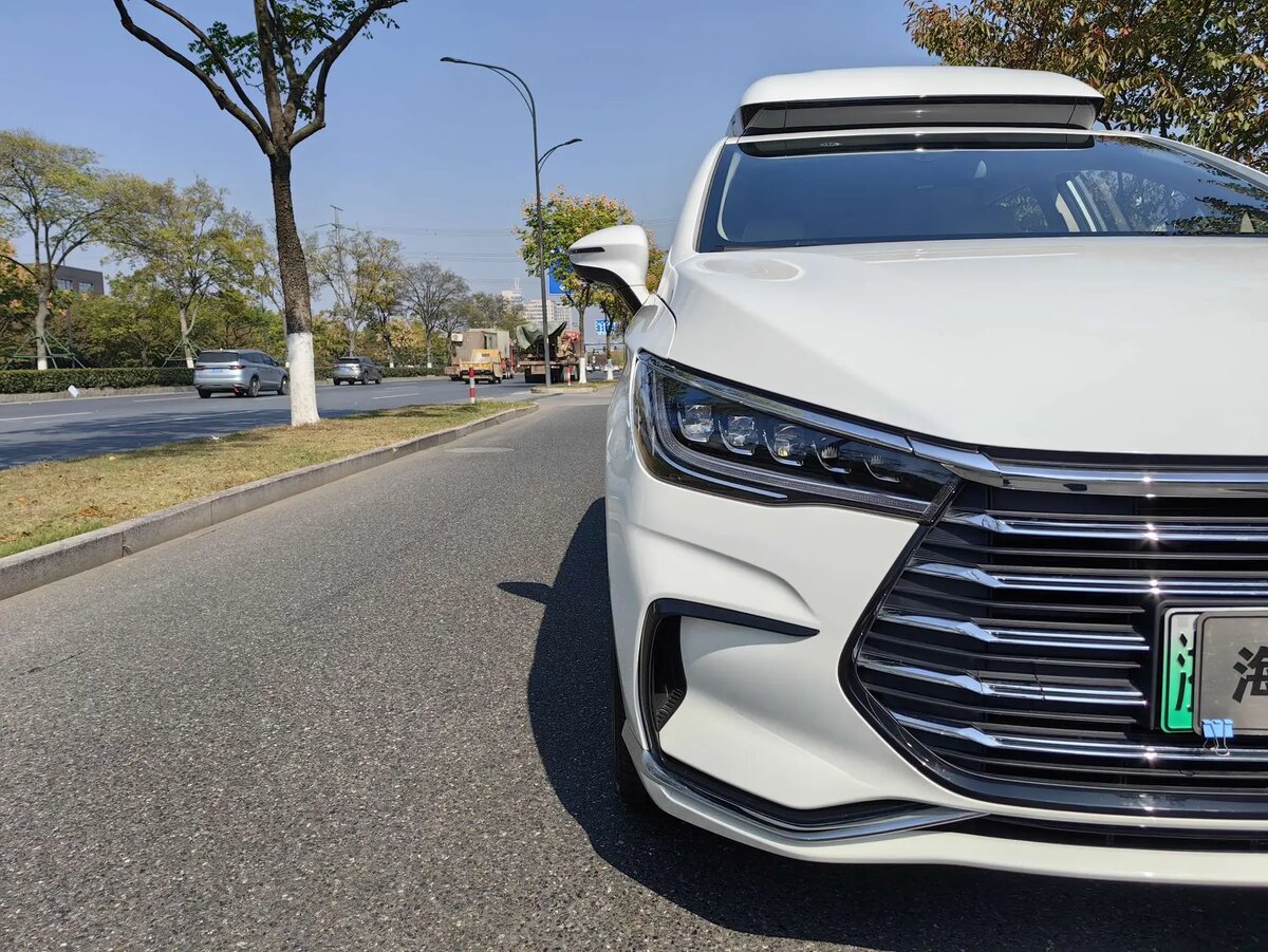 Доступна с гибридной установкой, автономность которой составит 1090 километров. Посредством чистой электротяги минивен сможет преодолеть около 105 км. Расход топлива заявлен на уровне 4,4 литра на каждые сто километров, а для разгона до 100 км/ч авто потребуется 7,9 секунд.
В интерьере использованы качественные материалы с текстурным узором, что придает эксклюзивности. Оригинально выполнена отделка сидений, где представлены сразу три варианта оттенков. Минивен будет доступен как в 6-, так и в 7-местной вариациях.