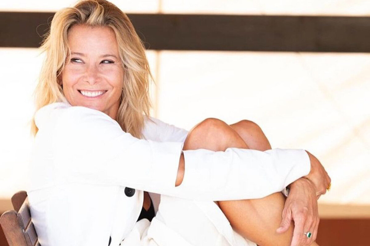     «Самые красивые ноги страны!»: Юлия Высоцкая в кокетливой позе очаровала фанатов