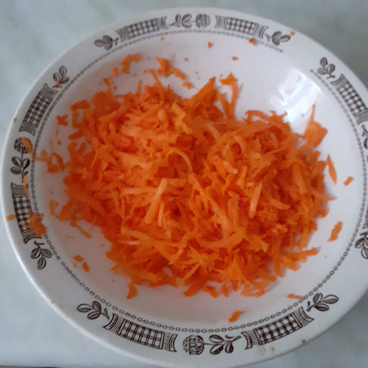 100 г моркови натереть на крупной терке.