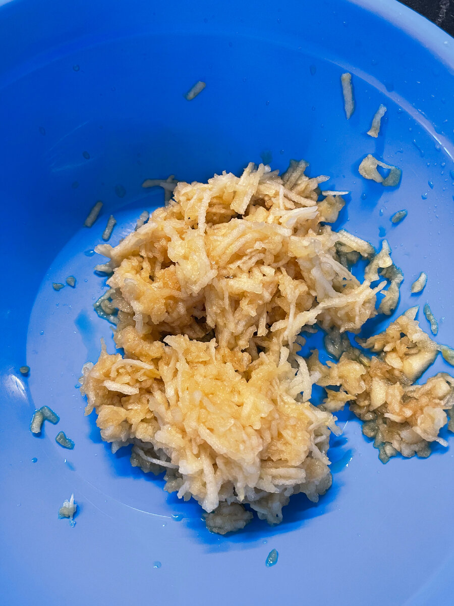 Добавить муку, разрыхлитель, ванилин, оливковое масло, сахар, корицу