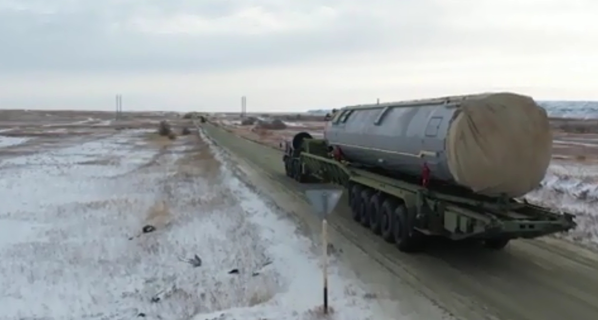 В декабре 2022 года  на боевое дежурство в 13-ой ракетной дивизии,дислоцированной под Оренбургом встал очередной полк с "Авангардами" на вооружении. . Пока боевой блок Ю-71 забрасывается старыми и очень надежными ракетами УР-100Н УТТХ, но вскоре и "Сарматы" подоспеют. Кадры МО РФ.