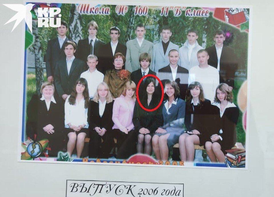     В этой длинноволосой брюнетке в первом ряду сложно узнать Зою. Фото: Предоставлено Ольгой СИДОРИНОЙ.