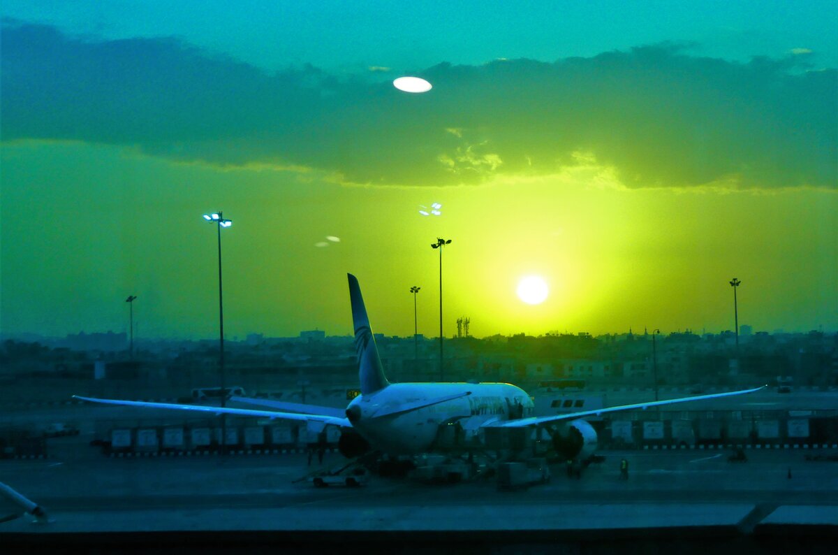 Улетали из Египта в итоге на закате. Это было красиво. 