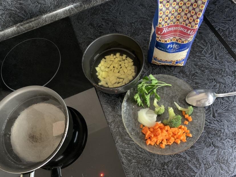 В суп я ложу как можно больше овощей, варю на бульоне индейки либо говядины( говядина моей дочке пока не очень зашла)