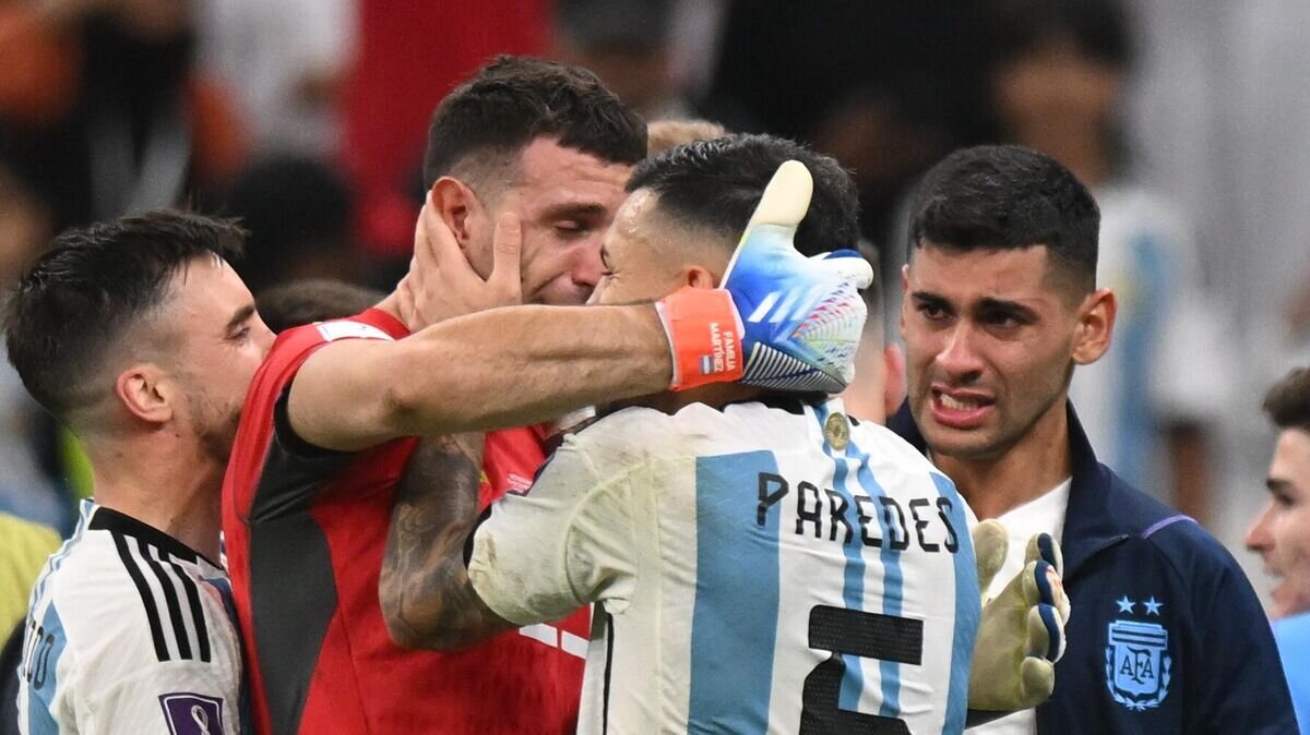    Вратарь сборной Аргентины Эмилиано Дамиан Мартинес (в центре слева) и игрок сборной Аргентины Леандро Даниэль Паредес© РИА Новости / Григорий Сысоев