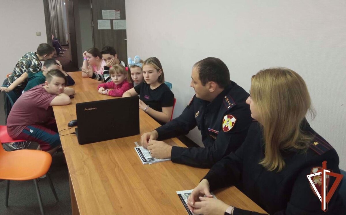    В Югре росгвардейцы рассказали о своей службе детям из ДНР