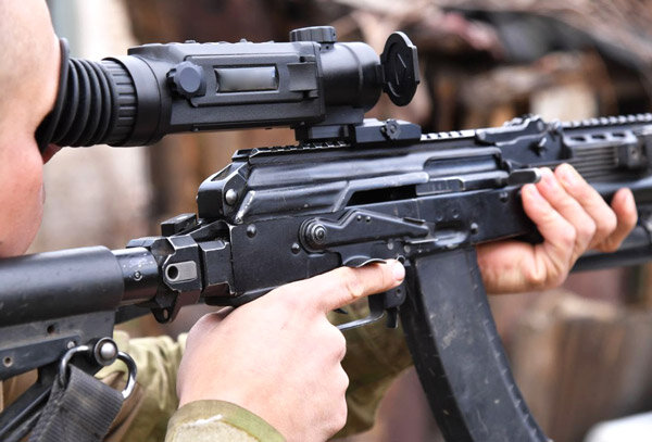 Нештатный тепловизионный прицел у бойца на АК-12 в зоне СВО (фото из открытых источников)