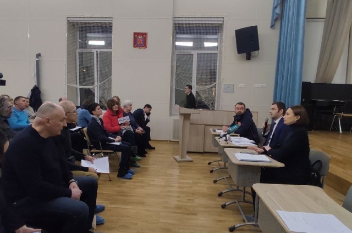    «Ситуация под контролем». Петербуржцы обсудили проблему платных парковок