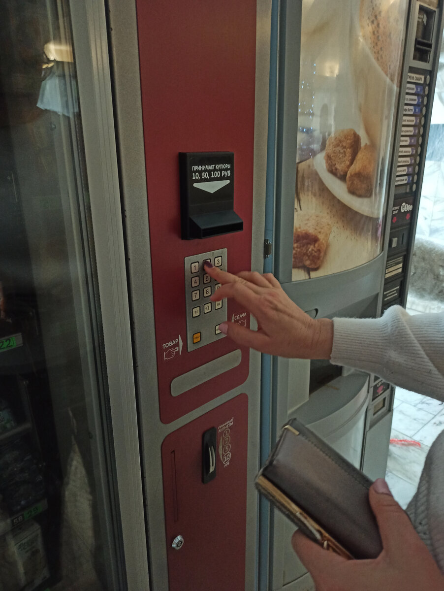 Фото автора. Сделала покупку... мини-шоколадок "Алёнка" на всю группу. Часть урока ушла на поедание, шуршание фантиками, бурного обсуждения вопроса. Но я предупредила, что это только по случаю наступающего Нового года. Больше ни-ни!