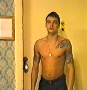 Александр Агеев на следственном эксперименте. На плече татуировка в форме головы волка