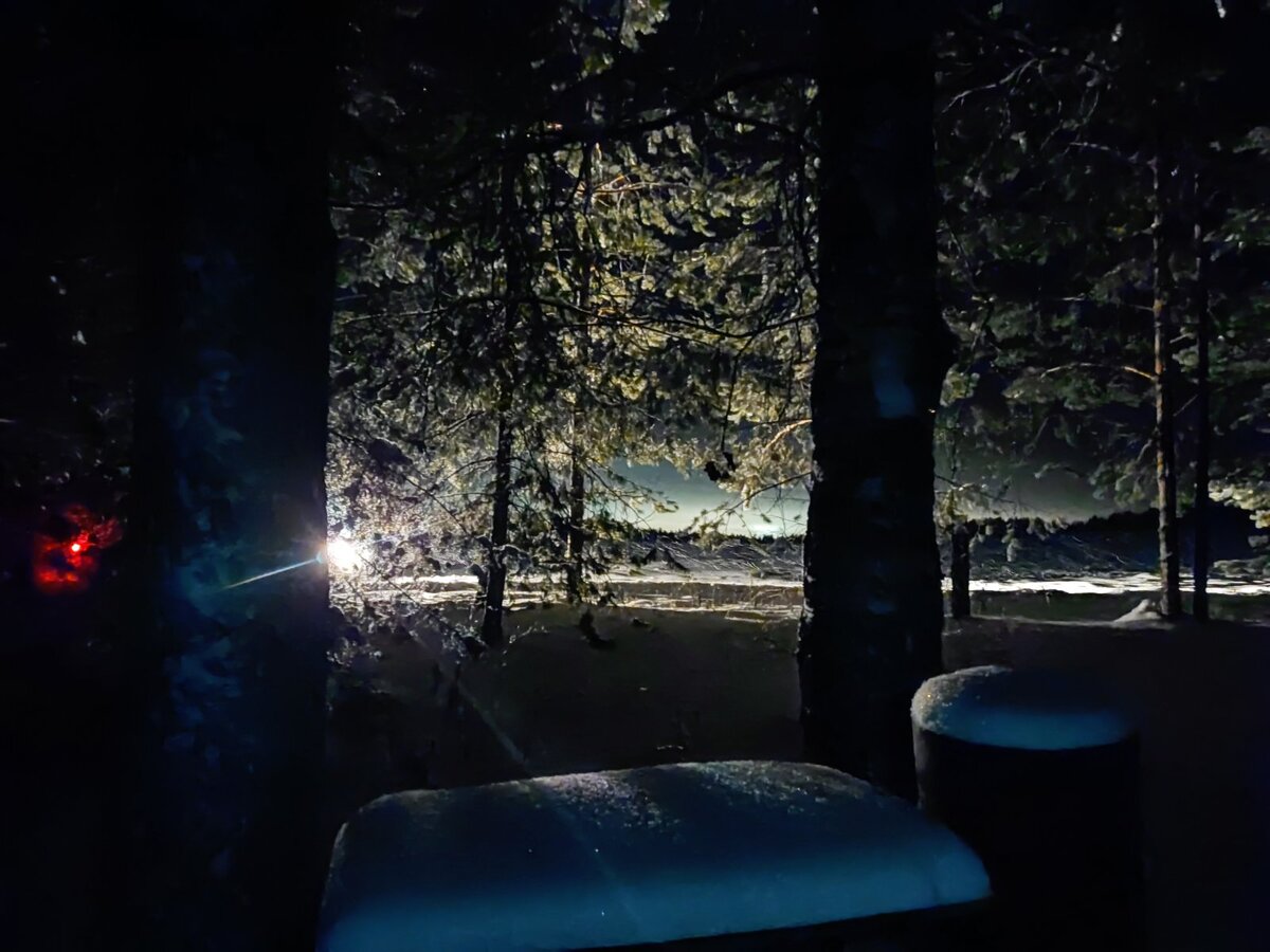 Вечером после работы приехали с другом на дачу замерять метраж от электрического столба до дома, чтобы не покупать лишнего электрокабеля.