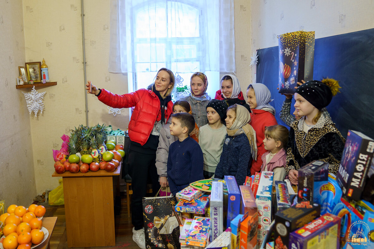 Подарки ко дню свт. Николая Чудотворца и детский концерт в Святогорской Лавре