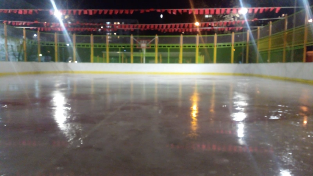 Такой эта площадка была сразу же после залития льда. С тех пор ничего не изменилось. Только снег покрыл лёд.