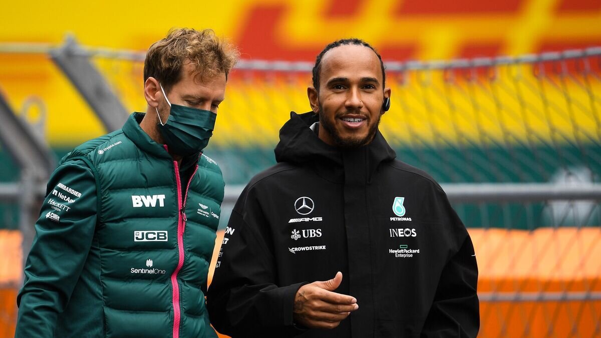    Пилот команды Aston Martin Cognizant F1 Team Себастьян Феттель (слева) и пилот команды Mercedes AMG Petronas Льюис Хэмилтон© РИА Новости / Владимир Астапкович