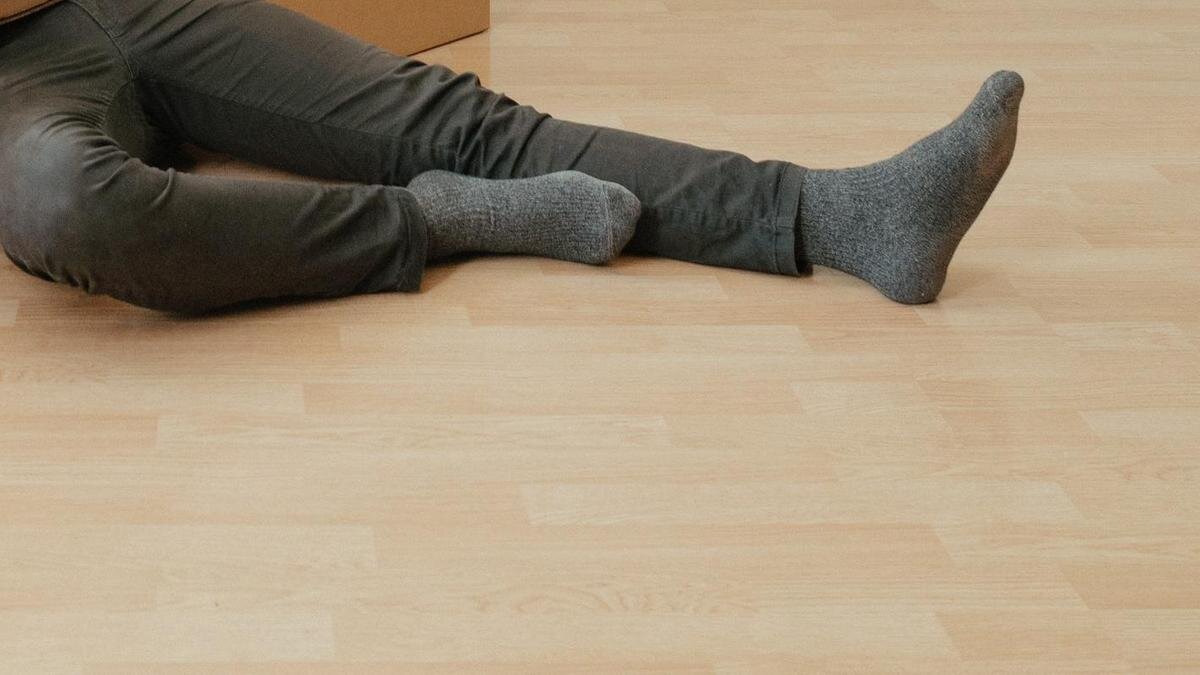    Мужчина лежит на полу:pexels.com