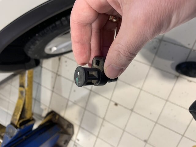 Вот так выглядит пробка заливной горловины